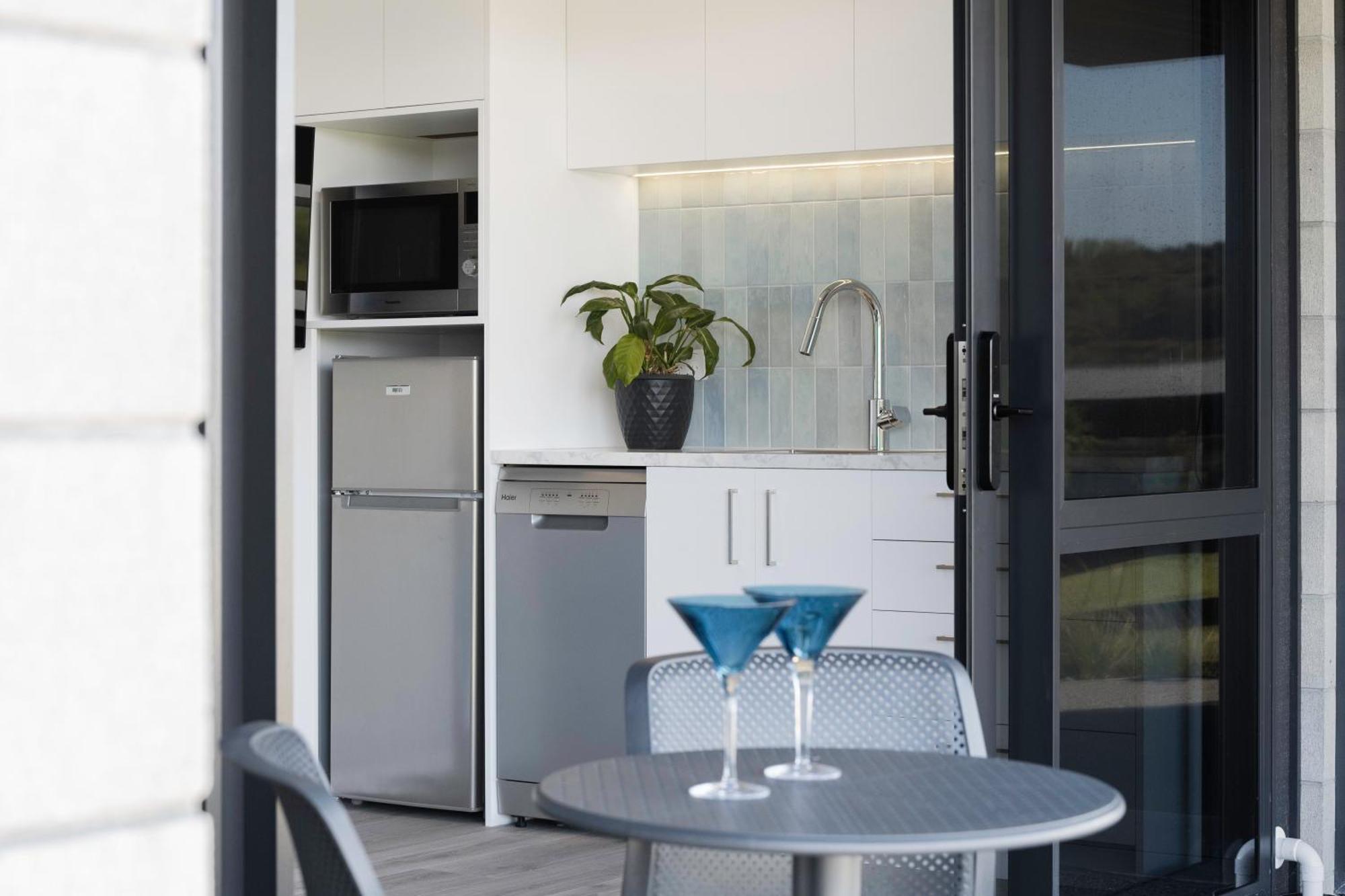 Pukehina Estuary Sunset Views Townhouse & Studio ภายนอก รูปภาพ