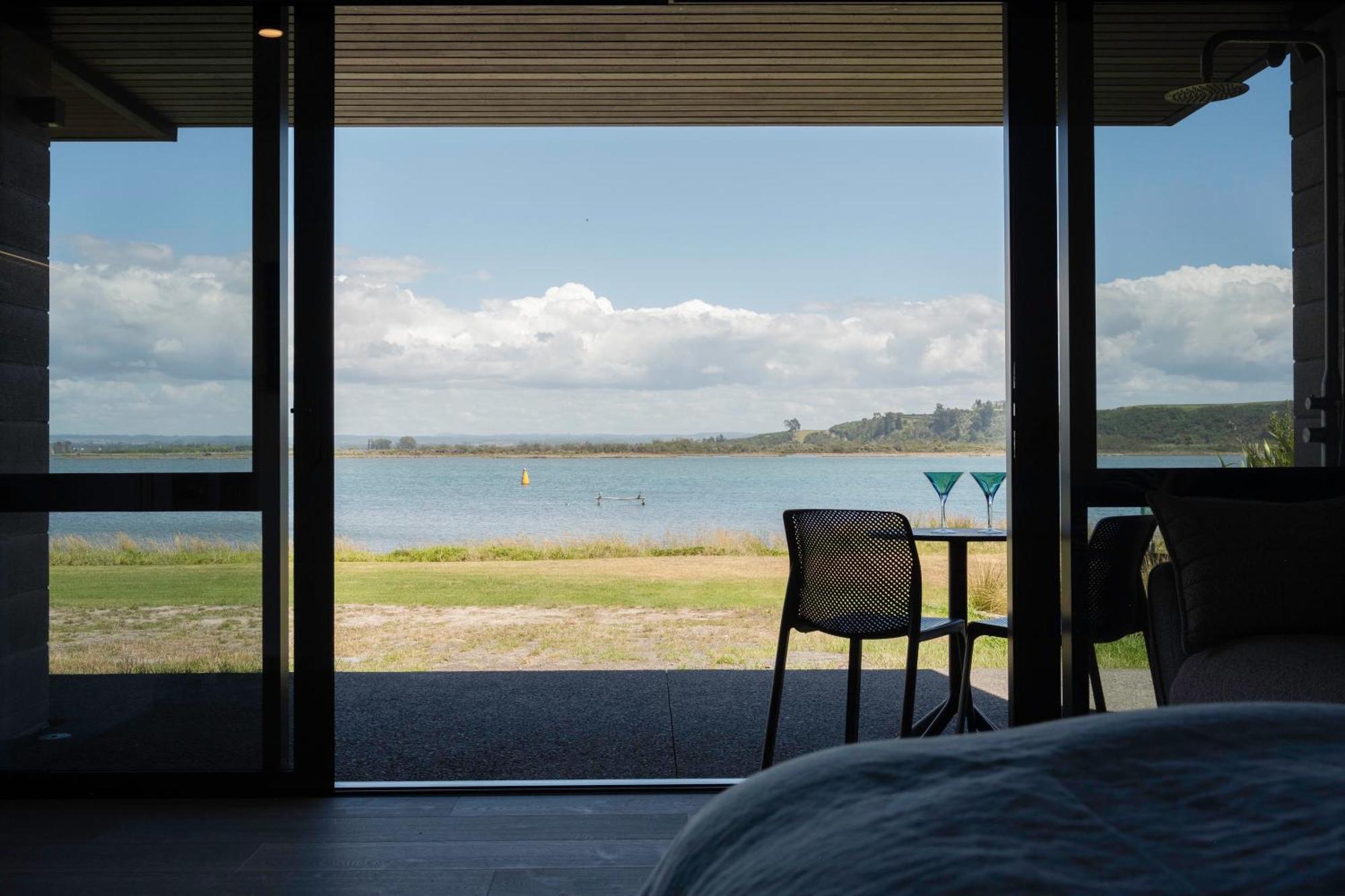 Pukehina Estuary Sunset Views Townhouse & Studio ภายนอก รูปภาพ