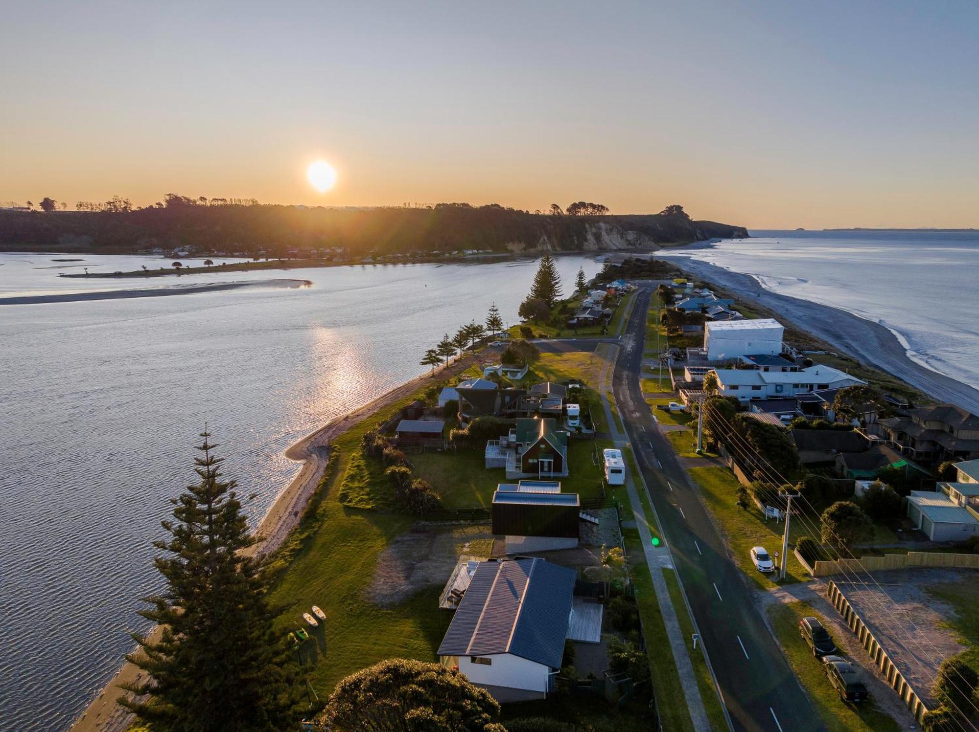 Pukehina Estuary Sunset Views Townhouse & Studio ภายนอก รูปภาพ