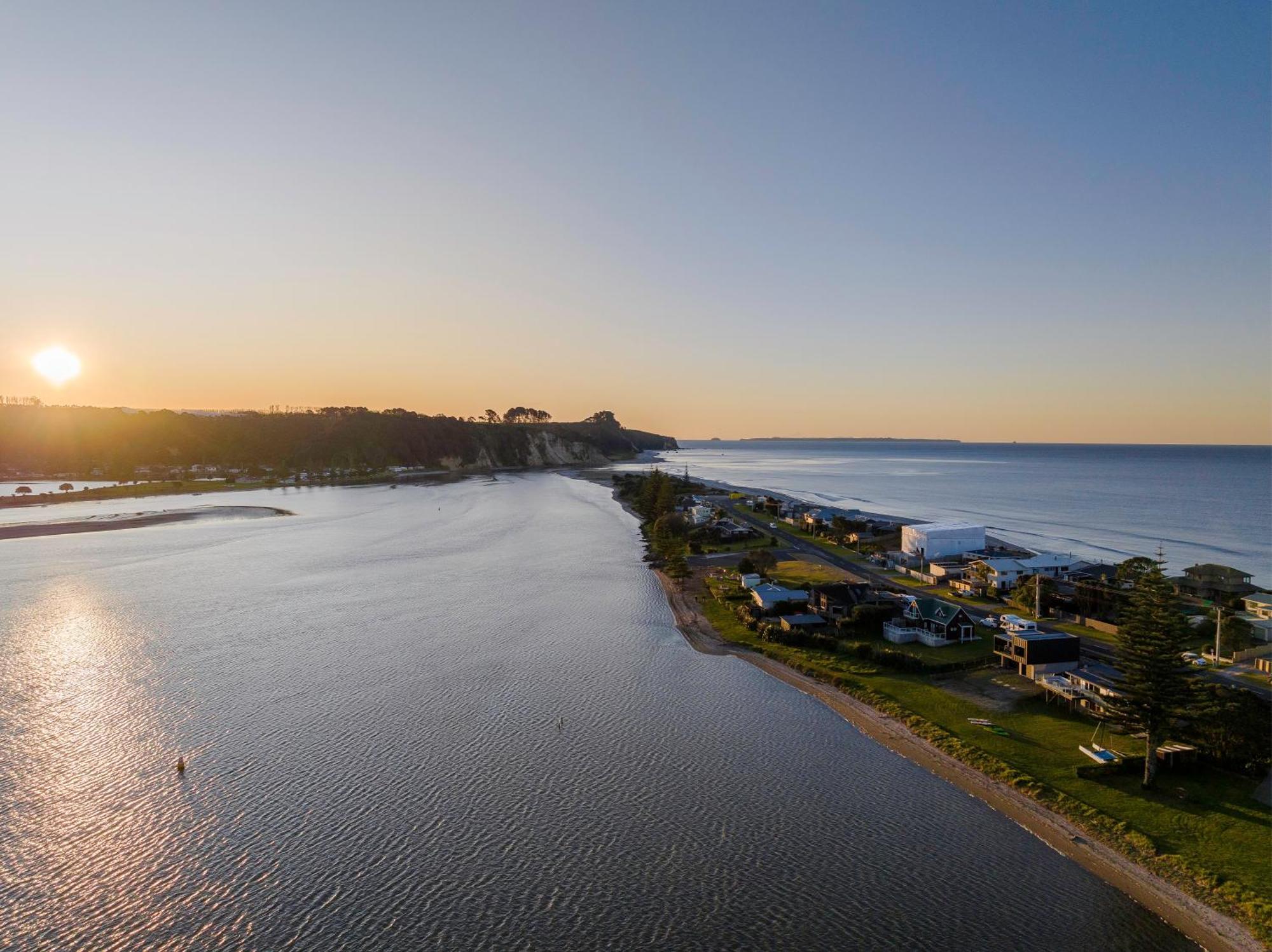 Pukehina Estuary Sunset Views Townhouse & Studio ภายนอก รูปภาพ